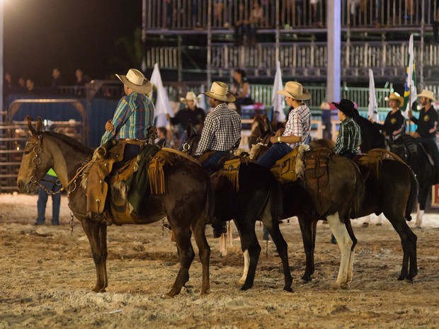 G1 Vídeo mostra arena lotada na noite de estreia do Ribeirão Rodeo