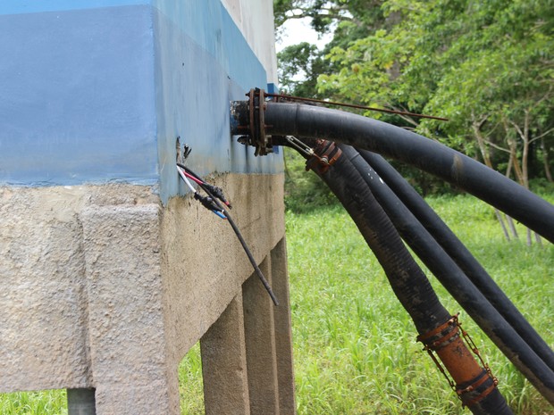Criminosos furtaram aproximadamente 800 metros de fios de duas bombas (Foto: Júnior Freitas/G1) Criminosos furtaram aproximadamente 800 metros de fios de duas bombas (Foto: Júnior Freitas/G1)
