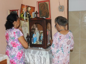 Idosas rezam todos os dias durante a Quaresma em Teresina (Foto: Gilcilene Araújo/G1)