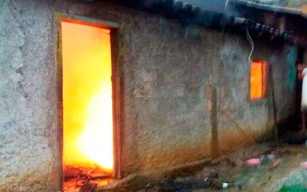 Casa pega fogo após criança acender fósforo (Foto: Luana Alves/Site Água Preta News)
