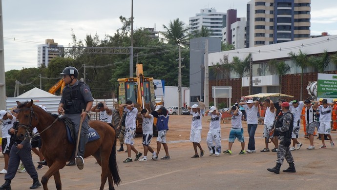 Torcedores do ABC são detidos antes do clássico, em Natal (Foto: Augusto Gomes)