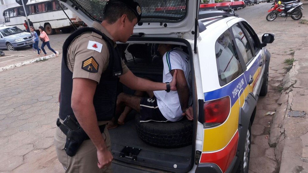 Homem foi preso pela Polícia Militar nesta terça-feira (Foto: Polícia Militar/Divulção)
