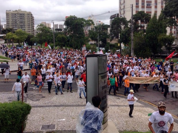 Grevistam são contra a aprovação do auxílio-moradia para conselheiros do TCE  (Foto: Daiane Baú / G1)