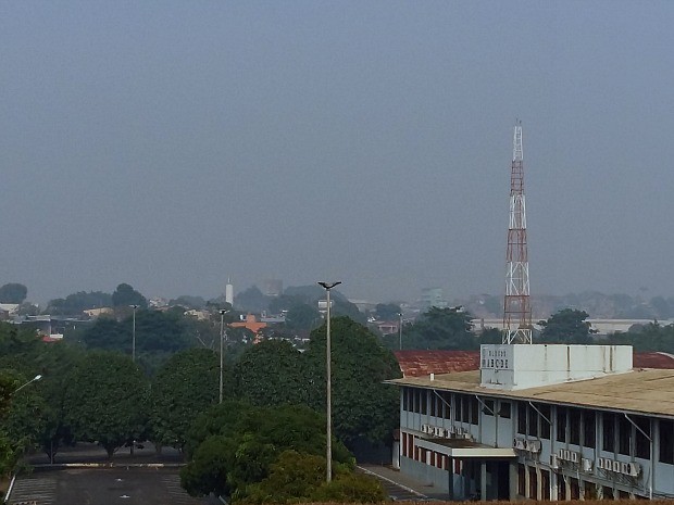Fumaça voltou a encobrir várias zonas de Manaus neste domingo (18) (Foto: Leandro Tapajós/G1 AM)