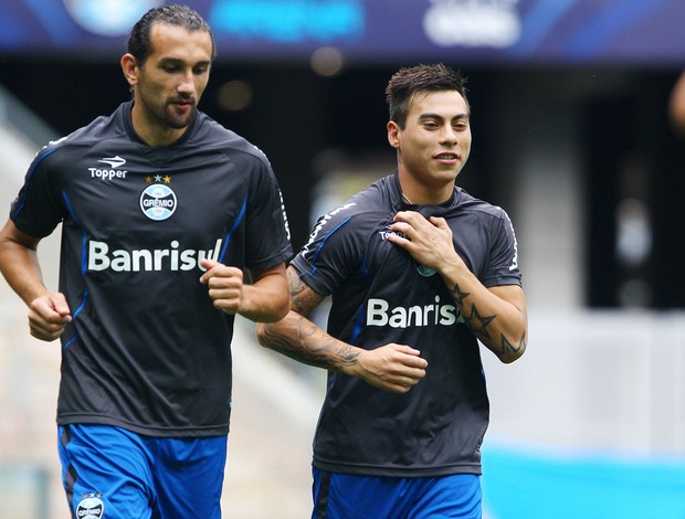 Barcos e Vargas correm em treino do Grêmio (Foto: Lucas Uebel/Grêmio FBPA)