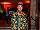 Mateus Verdelho usa look extravagante em festa em São Paulo