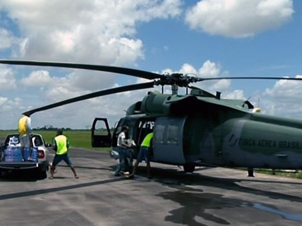 Helicóptero da FAB distribui alimentos para vítimas da chuva no Espírito Santo. (Foto: Reprodução/TV Gazeta)