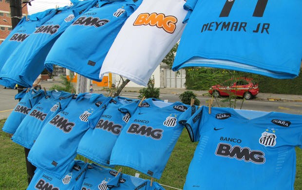 Camisa azul é destaque nas vendas (Foto: Lincoln Chaves / Globoesporte.com)