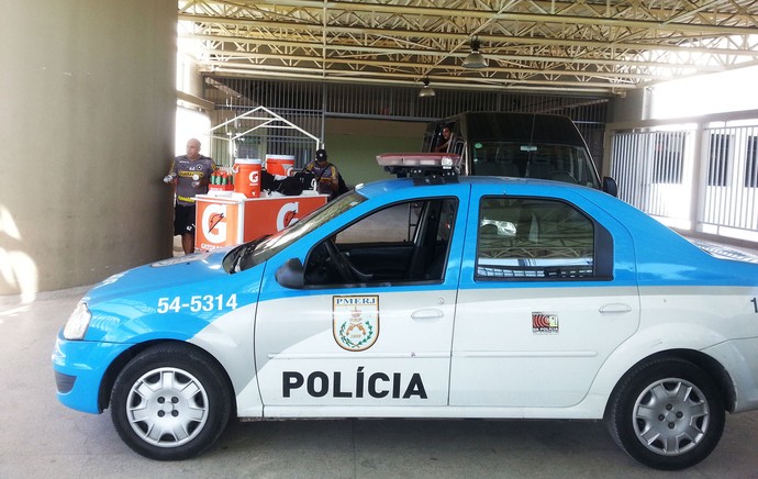 Carro de polícia no Engenhão (Foto: Thales Soares)