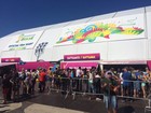 Turistas fazem fila no sol para último dia da loja do Fifa Fan Fest 