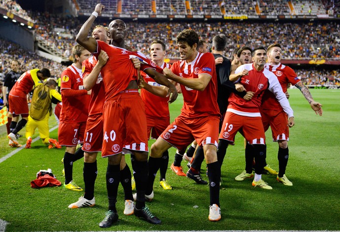 Mbia comemora, Valencia x Sevilla (Foto: Getty Images)