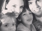 Carol Celico posa com Kaká e os filhos durante passeio