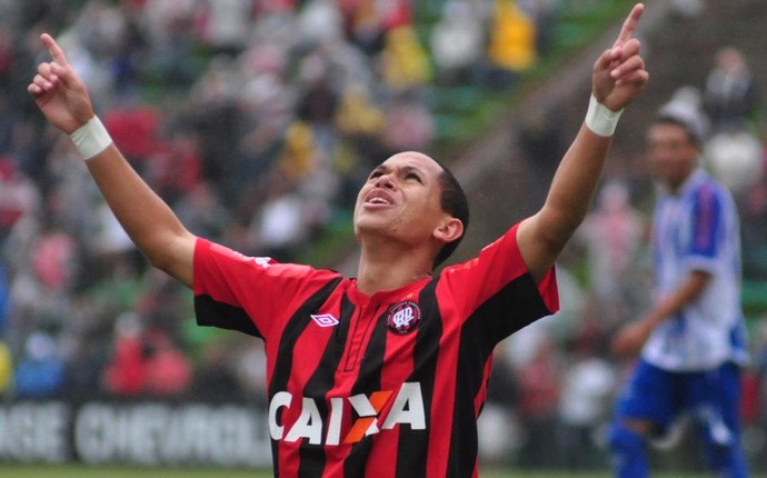 Marcos Guilherme, meia do Atlético-PR, comemora gol (Foto: Site oficial do Atlético-PR/Divulgação)