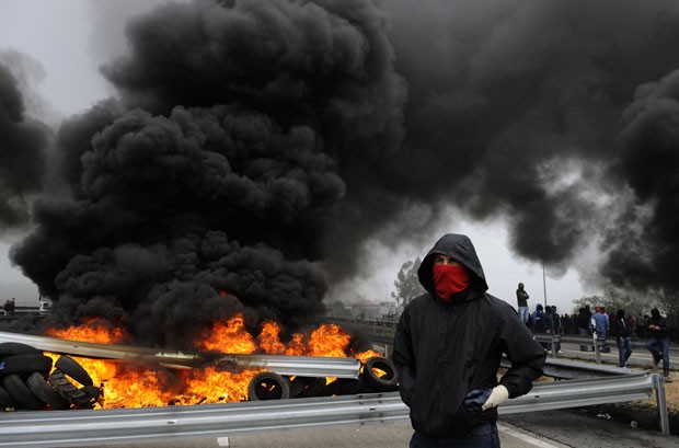 Barricadas bloquearas vias da cidade espanhola como forma de protesto (Foto: Eloy Alonso/Reuters)