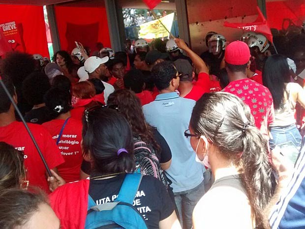 Integrantes do Movimento dos Trabalhadores Sem Teto durante protesto no Ministério da Fazenda (Foto: Jéssica Simabuku/G1)