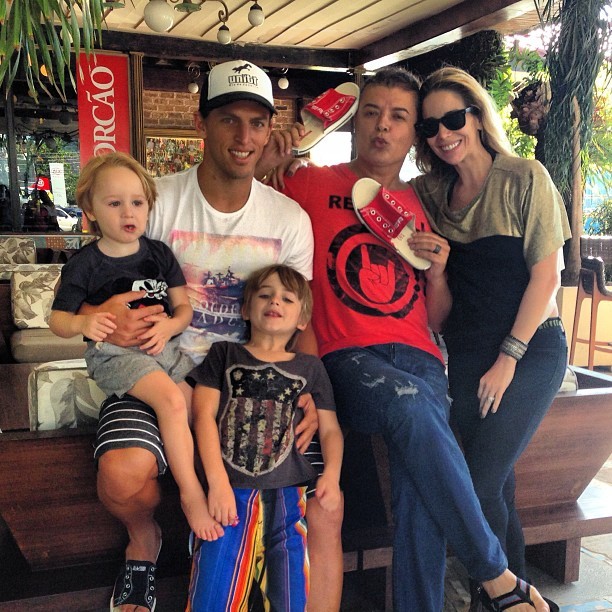 David Brazil posa com Amaury Nunes, Danielle Winits, Noah e Guy (Foto: Reprodução/Instagram)