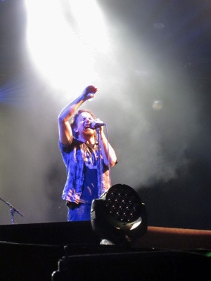 Eddie Vedder, vocalista do Pearl Jam, em show em Brasília (Foto: Isabella Formiga/G1)