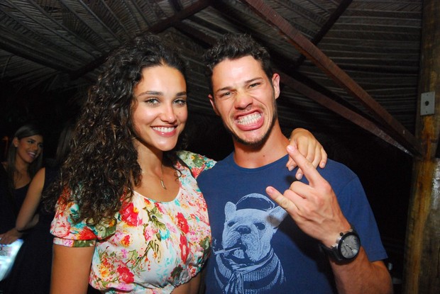 Débora Nascimento e José Loreto em Fernando de Noronha (Foto: Marcelo Loureiro/PhotoNews)