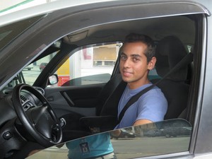 Victor mora em Santos mas coloca gasolina no carro em São Vicente (Foto: Mariane Rossi/G1) Victor mora em Santos mas coloca gasolina no carro em São Vicente (Foto: Mariane Rossi/G1)