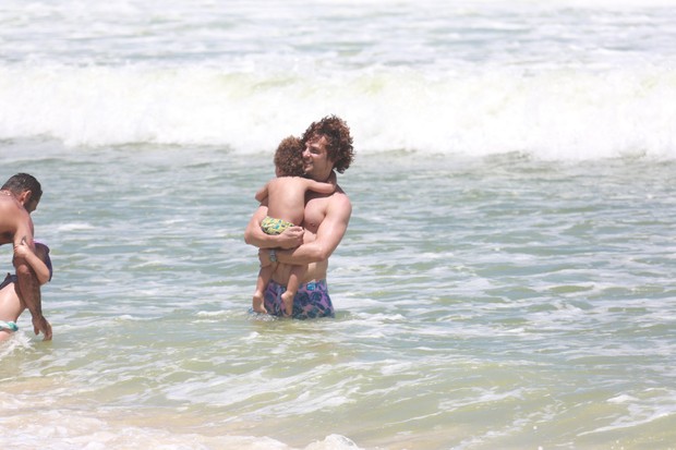 Igor Rickli se diverte com o filho em dia de praia no Rio (Foto: Agnews)
