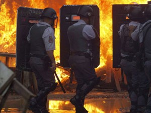 Policiais tentam conter protesto durante reintegração de posse do Pinheirinho (Foto: Roosevelt Cassio/Reuters)