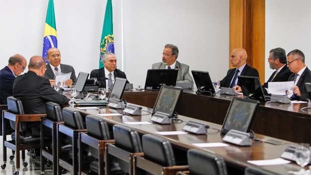 O presidente em exercício Michel Temer se reúne com ministros no Palácio do Planalto para tratar de segurança na Olimpíada (Foto: Reprodução/Twitter)