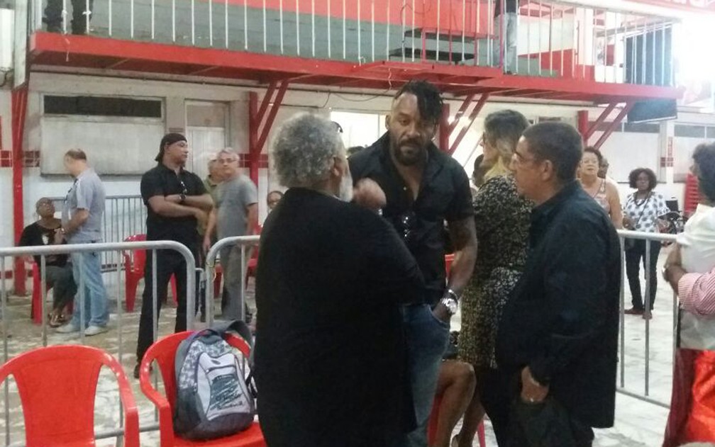 Zeca Pagodinho e Jorge Aragão reunidos como Almirzinho, filho de Almir Guineto (Foto: Felipe Grandim/G1)