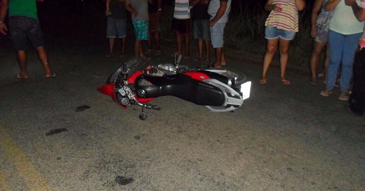 G1 Motociclista cai após colidir em animal na pista e morre