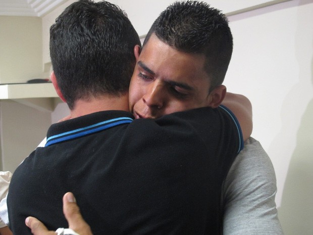 Jovem que teve braço decepado após atropelamento abraça homem que o socorreu (Foto: Paulo Toledo Piza/ G1)