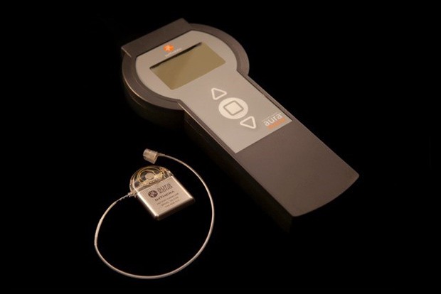 Eletroestimulador para tratamento de apneia (esq.) e controle remoto (dir.): equipamento passa por análise da Anvisa para obtenção de registro (Foto: ImThera/Divulgação)