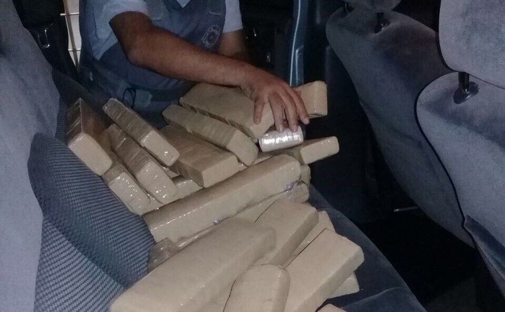 Veículo foi abordado na rodovia durante a Operação Divisa, em Pirapozinho (Foto: Polícia Militar Rodoviária/Cedida)