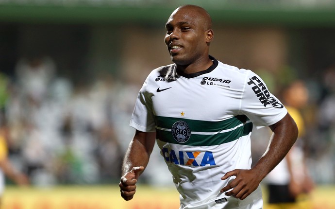 Dupla de zaga recebe propostas, mas Coritiba descarta venda de titulares