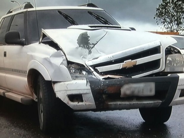 Motorista de caminhonete causa acidente na BR-060, em Rio Verde, Goiás (Foto: Reprodução/ TV Anhanguera)