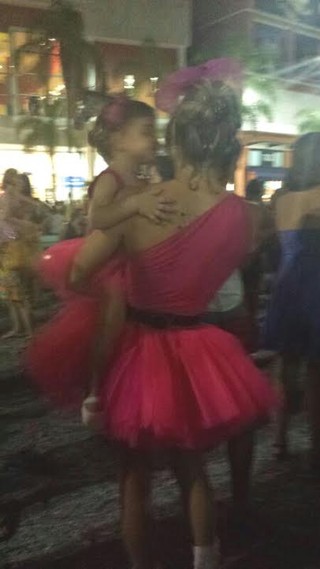 Grazi Massafera curtem bloco de carnaval com a filha Sofia (Foto: EGO/EGO)