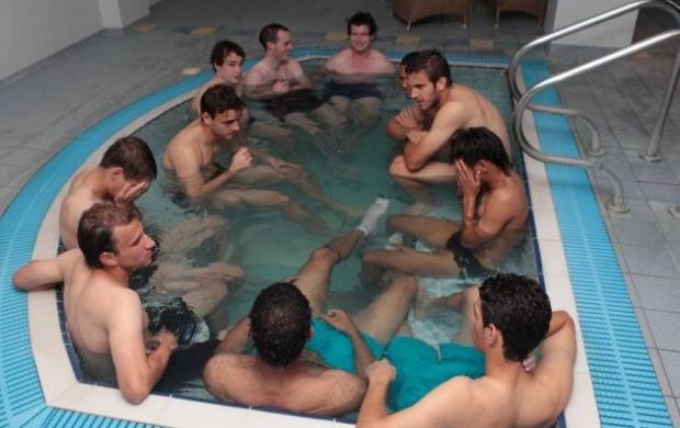 Jogadores de Brasil e Bielorrússia na piscina do hotel em Manchester (Foto: Rafael Ribeiro/CBF)