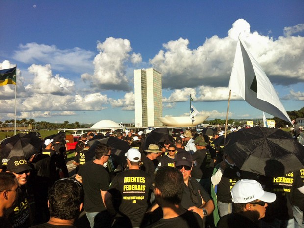 Policiais em frente ao Congresso Nacional (Foto: Lucas Nanini/G1)