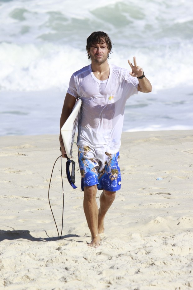 Kayky Brito surfa na praia da Barra (Foto: Dilson Silva / AgNews)