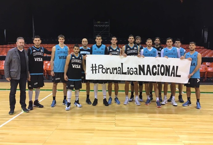 Jogadores da seleção argentina posam com uma faixa em apoio aos companheiros da Liga Nacional (Foto: Reprodução/Facebook)