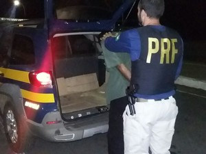 Homem estava com um mandado de prisão em aberto (Foto: Polícia Rodoviária Federal/ Divulgação)