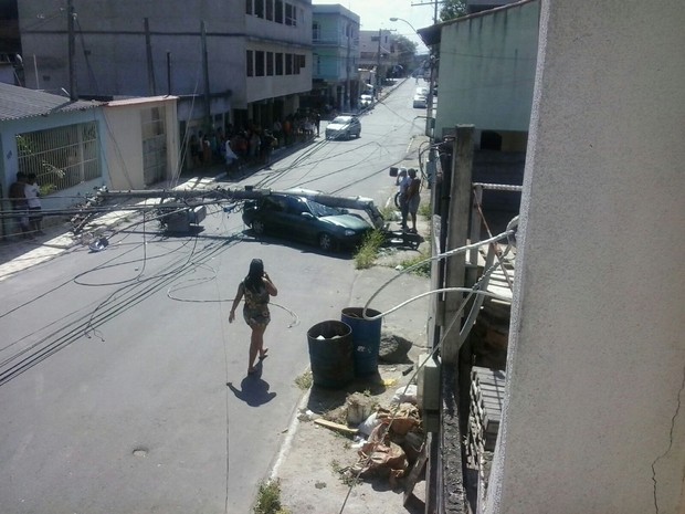 Poste ficou atravessado na rua (Foto: Ilza Izabel Santos/ VC no ESTV)