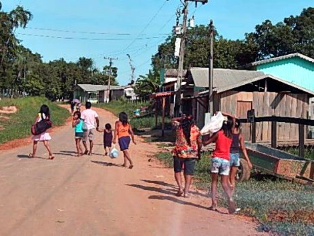 Indígenas foram flagrados recolhendo alimentos em lixão e Funai diz que já acompanha famílias (Foto: Antônio Messias/Arquivo Pessoal)