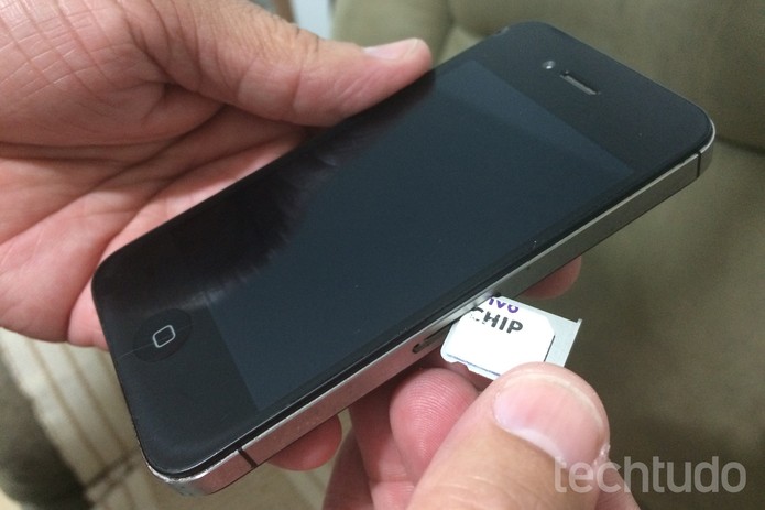 Coloque o chip corretamente e insira a gaveta de volta ao iPhone (Foto: Lucas Mendes/TechTudo) Coloque o chip corretamente e insira a gaveta de volta ao iPhone (Foto: Lucas Mendes/TechTudo)