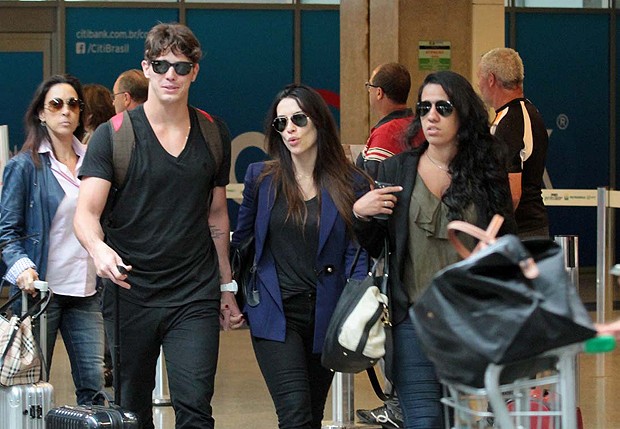 Cleo Pires e Rômulo Arantes Neto no aeroporto de Congonhas (Foto: Orlando Oliveira / AgNews)