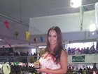 Viviane Araújo escolhe calça justinha para ir a quadra de escola de samba 