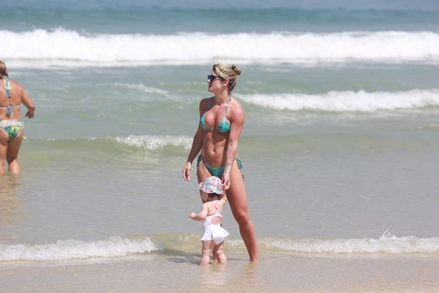 Mirella Santos na praia com a filha (Foto: Dilson Silva / AgNews)