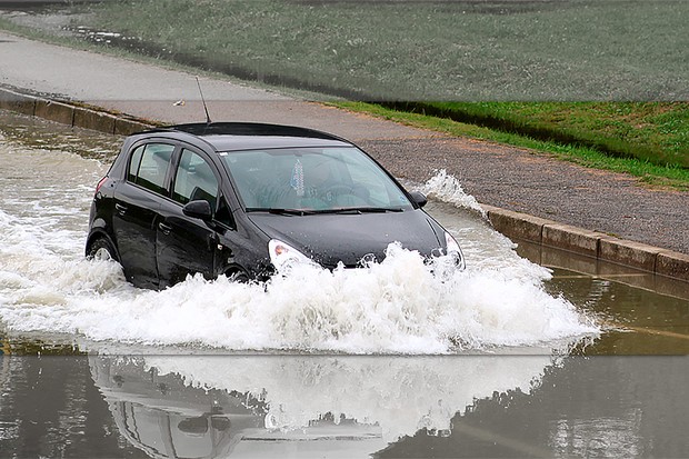 Carro atravessando área de enchente (Foto: Lovro Rumiha)