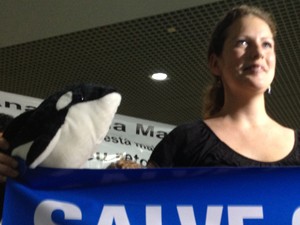 Ana Paula Maciel ganhou orca de pelúcia ao chegar a Porto Alegre (Foto: Rafaella Fraga/G1)