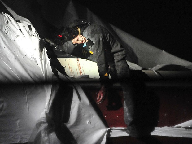 Dzhokhar Tsarnaev se apoia no barco onde estava escondido (Foto: Sean Murphy/Massachusetts State Police/AP)