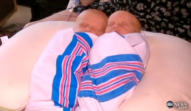 Bebês nasceram em duas estradas diferentes quando mãe tentava chegar a hospital nos EUA (Foto: Reprodução)
