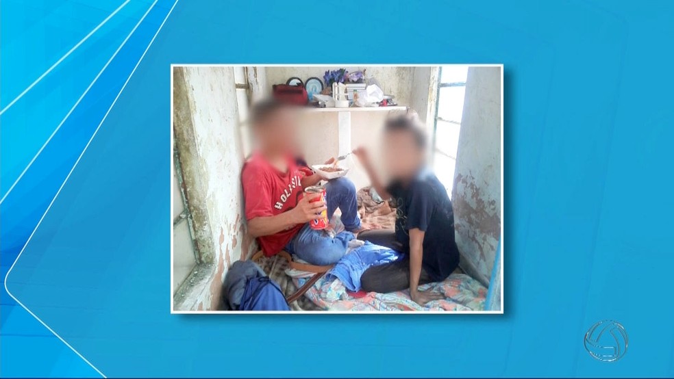 Casal de alimentando dentro da capela do túmulo (Foto: Reprodução TV Morena)